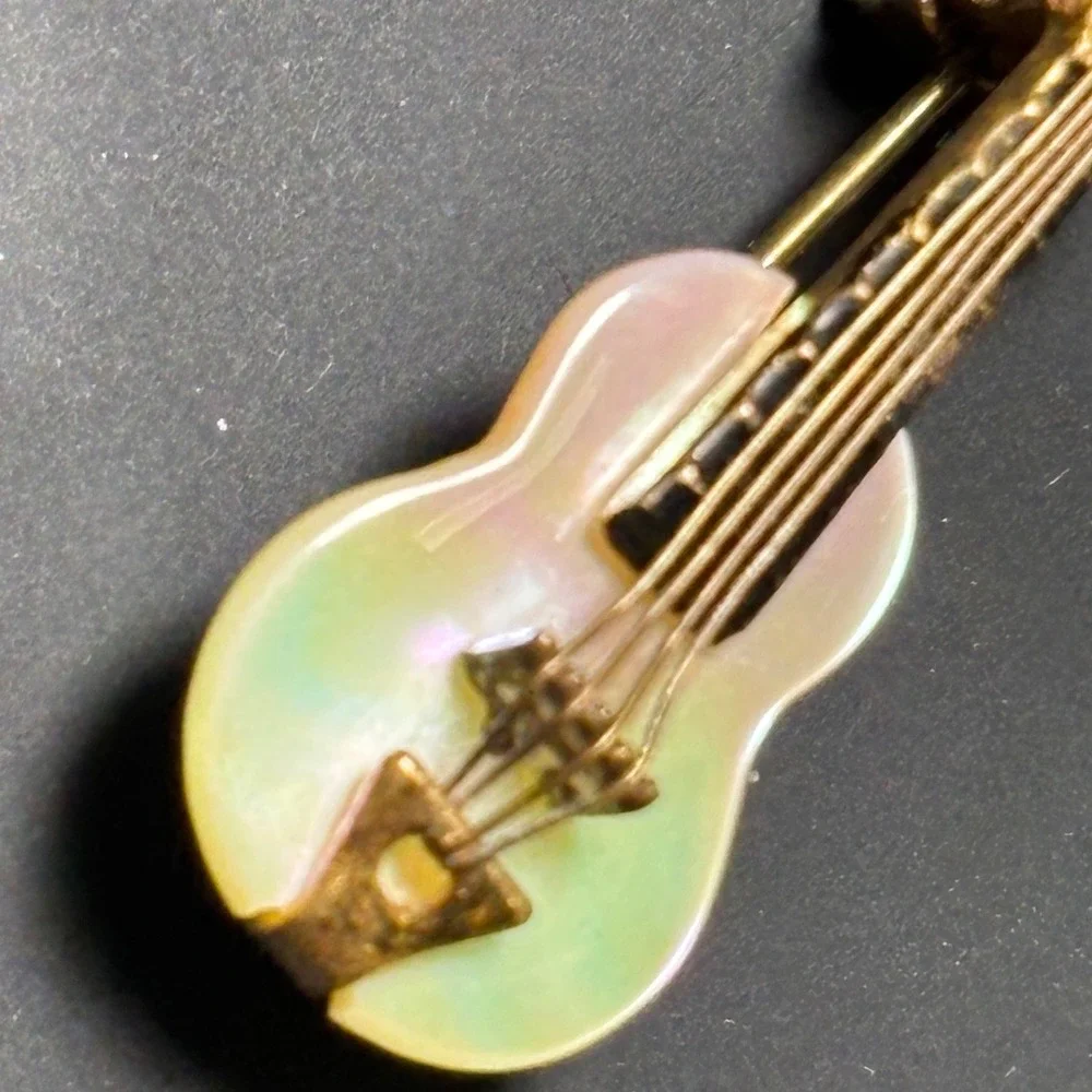 Vintage‎ Mother of Pearl Violin Brooch Gold Tone Musical Instrument Pin Novelty